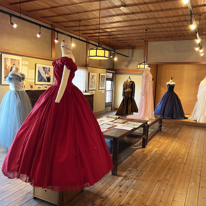 三隈高校３年生アパレル系列「ドレス写真展」開催中！！
